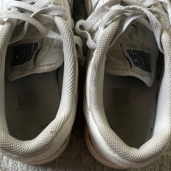 SET OF POOR QUALITY SHOES - Picture 7 of 10